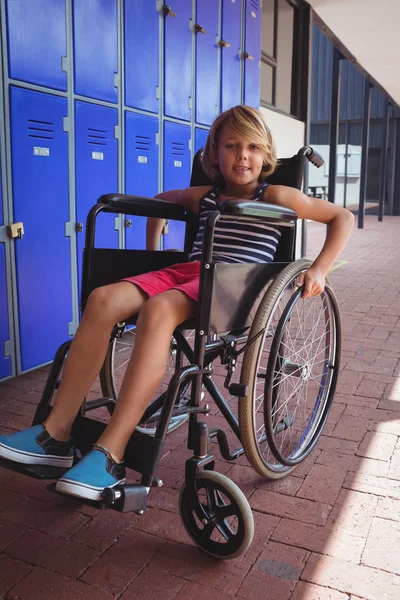 Студент сидить на інвалідному візку в коридорі — стокове фото