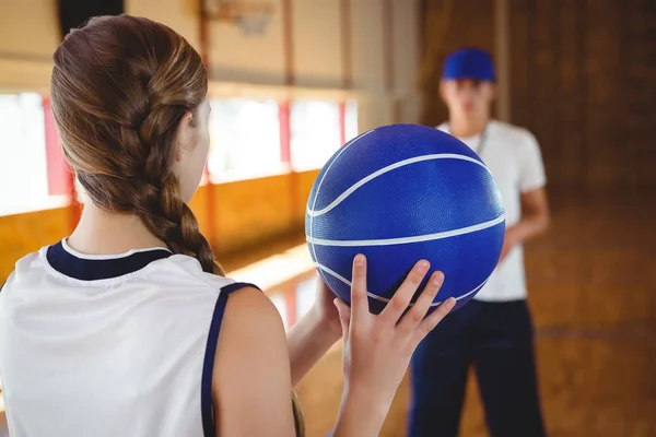 Joueur de basket pratiquant avec l'entraîneur — Photo