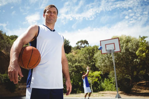 Basketbol oynayan arkadaşıyla adamla — Stok fotoğraf