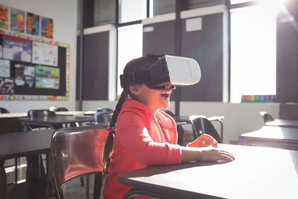 Menina usando óculos de realidade virtual — Fotografia de Stock