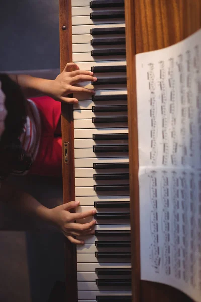 Menina tocando piano em sala de aula — Fotografia de Stock