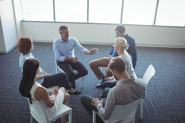 Pessoas de negócios criativas discutindo no escritório — Fotografia de Stock