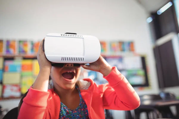 Menina alegre usando óculos de realidade virtual — Fotografia de Stock