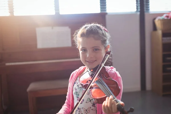 Uśmiechnięta dziewczyna student próby skrzypce — Zdjęcie stockowe