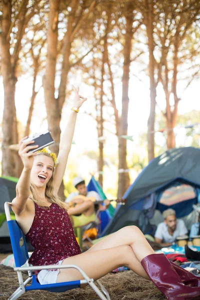 Mujer joven tomando selfie en el camping —  Fotos de Stock