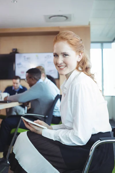 Деловая женщина с цифровым планшетом в офисе — стоковое фото
