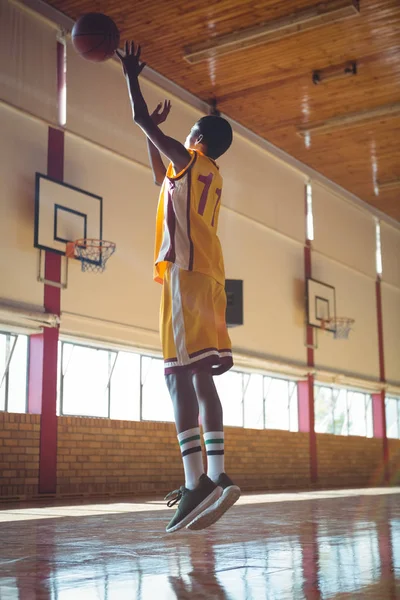 Anak remaja bermain basket — Stok Foto