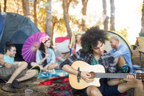 Mann spielt Gitarre mit Freunden — Stockfoto