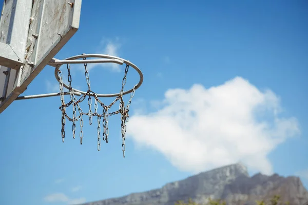Баскетбольное кольцо против неба в солнечный день — стоковое фото