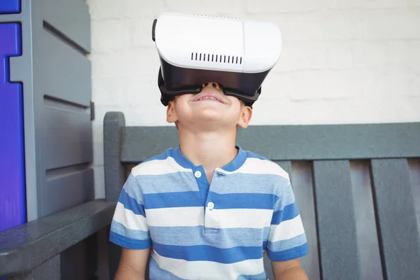 Menino assistindo óculos de realidade virtual — Fotografia de Stock