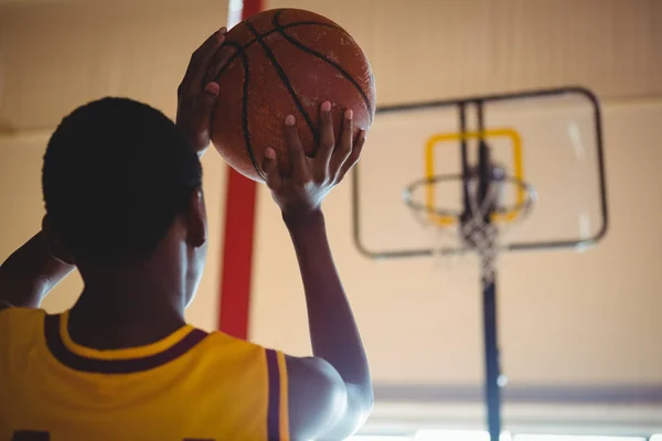 Anak remaja bermain basket — Stok Foto