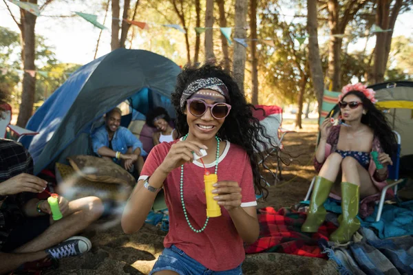 Frau hält Zauberstab auf Campingplatz in der Hand — Stockfoto