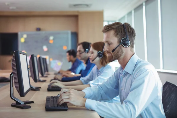 Typen op toetsenbord op callcenter zakenman — Stockfoto