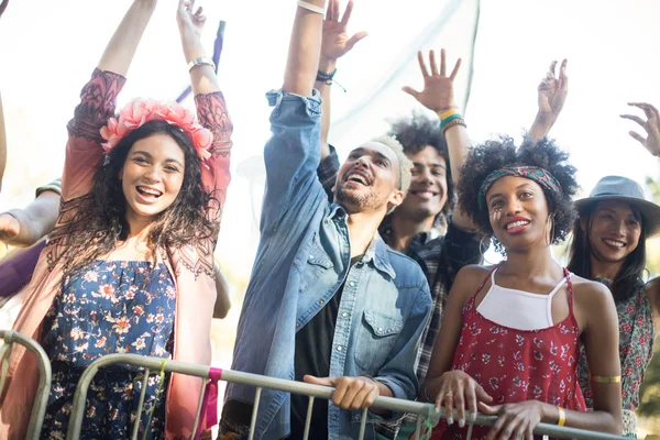 Amigos con los brazos levantados — Foto de Stock