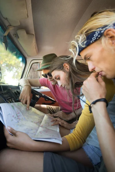 Friends reading map in camper van — Stock Photo, Image