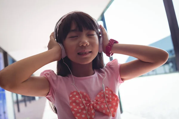 Ragazza con gli occhi chiusi ascoltare musica — Foto Stock