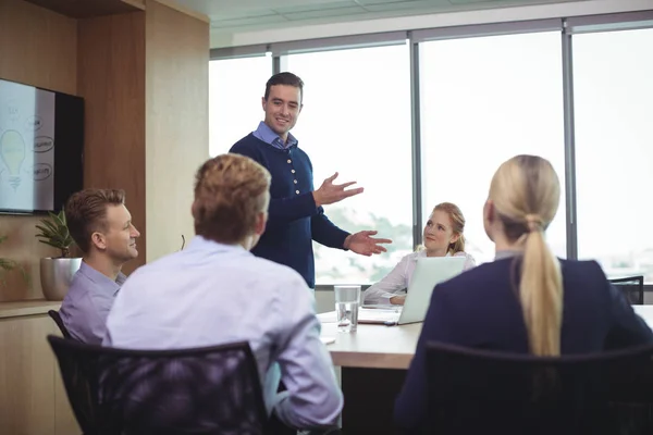 Collega's bespreken tijdens de bijeenkomst — Stockfoto