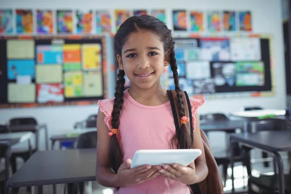 Menina usando tablet digital em sala de aula — Fotografia de Stock