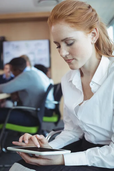 Zakenvrouw die digitale tablet op kantoor gebruikt — Stockfoto