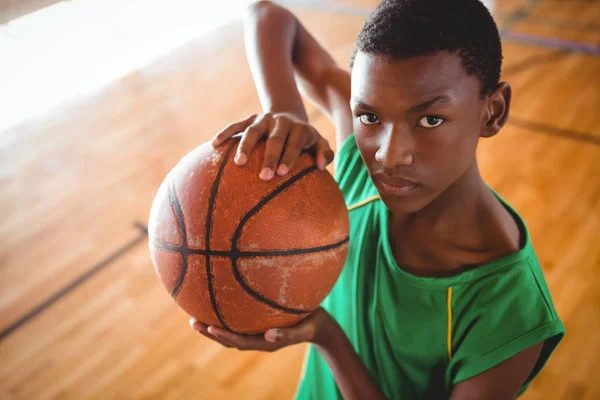 Adolescente masculino com basquete — Fotografia de Stock