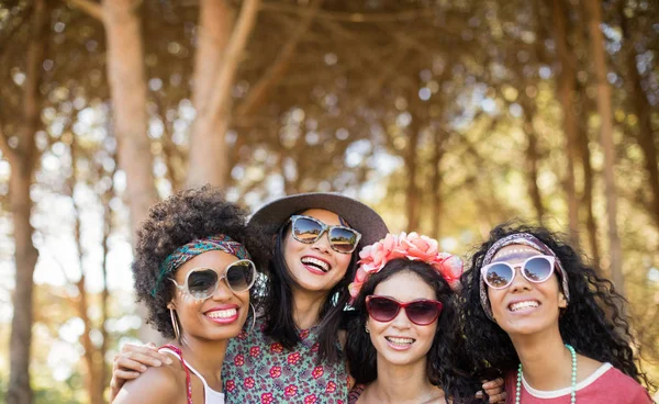 Jovens amigas felizes — Fotografia de Stock