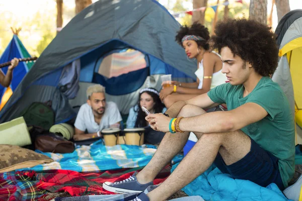 Freunde entspannen auf dem Campingplatz — Stockfoto