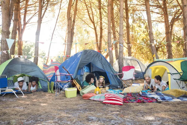 Couples relaxing in tents — Stock Photo, Image