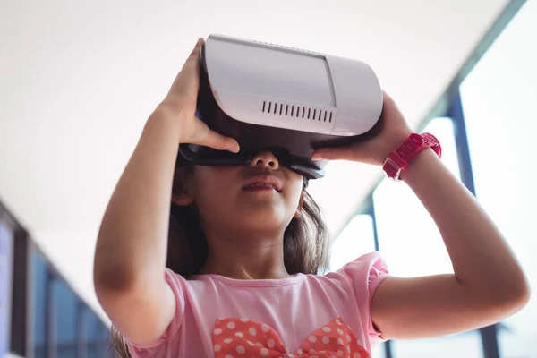 Menina usando óculos de realidade virtual contra teto — Fotografia de Stock