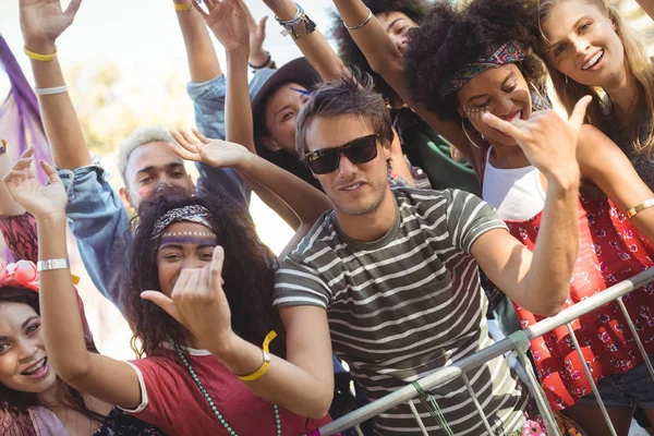 Man gesturing shaka signs — Stock Photo, Image