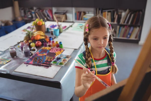 Ragazza pittura su tela — Foto Stock