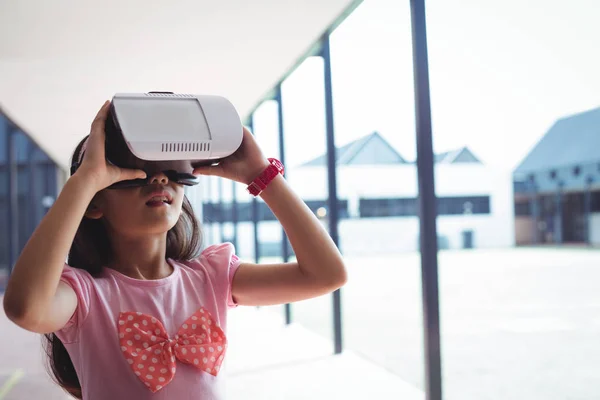 Estudante usando óculos de realidade virtual no corredor — Fotografia de Stock