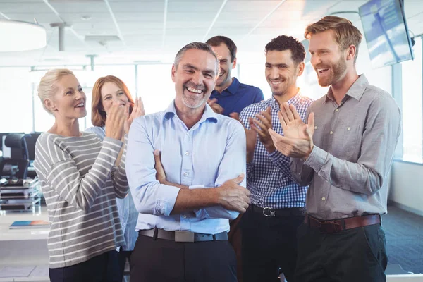 Businessman standing with arms crossed — Stock Photo, Image