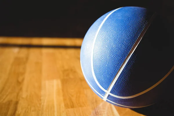 Синий баскетбол на полу в корте — стоковое фото