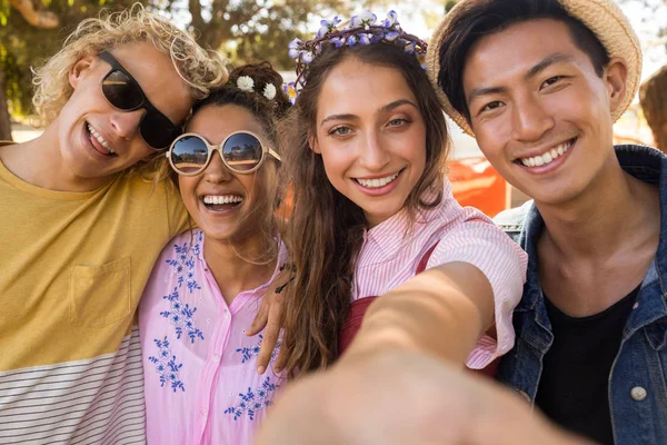 Seite an Seite lächelnde Freunde — Stockfoto