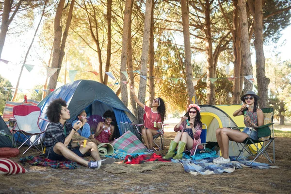 Amici che si divertono insieme al campeggio — Foto Stock