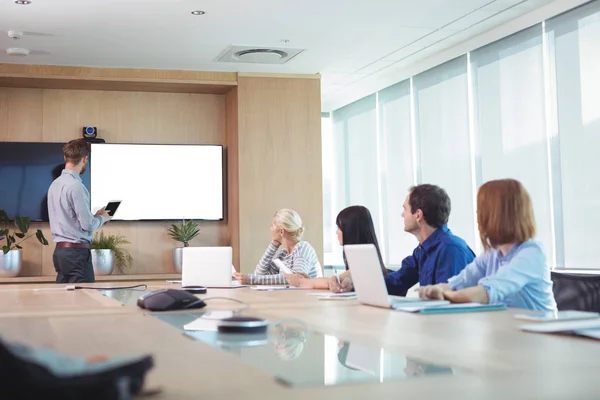 Empresários na mesa de conferências — Fotografia de Stock