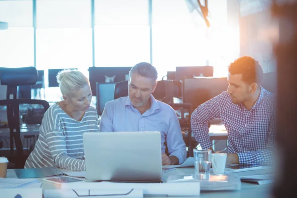 Affärspartners som diskuterar i möte — Stockfoto