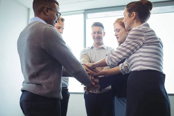 Collega's stapelen handen op kantoor — Stockfoto