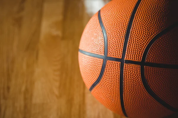 Оранжевый баскетбол на полу — стоковое фото