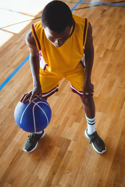 Tizenéves fiú gyakorló kosárlabda — Stock Fotó