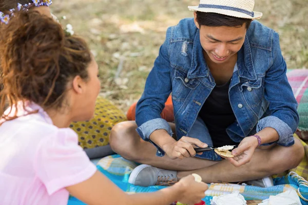 Τους φίλους χαμογελώντας προετοιμασία smores — Φωτογραφία Αρχείου