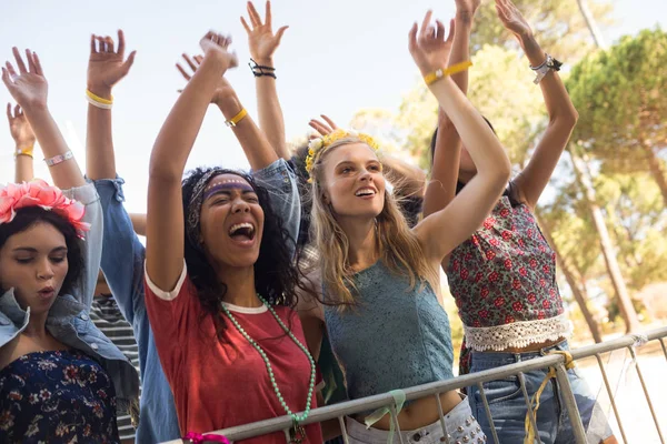 Glada kvinnliga fans njuta på musikfestival — Stockfoto
