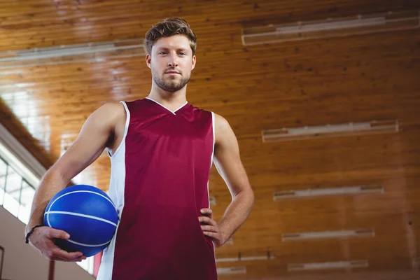 Giocatore di basket maschile con mano sull'anca — Foto Stock