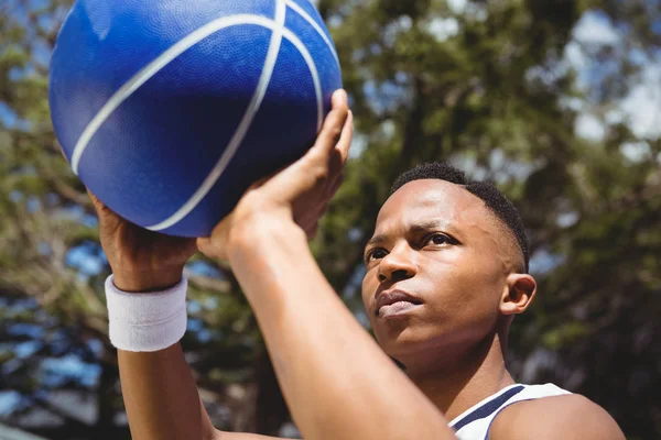 Adolescente practicando baloncesto —  Fotos de Stock