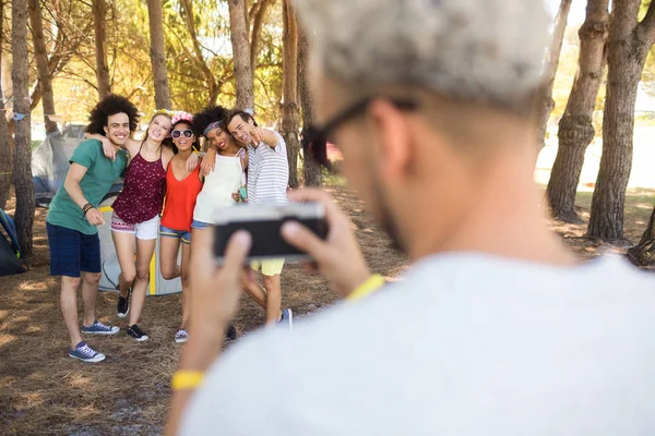 Uomo fotografare amici — Foto Stock