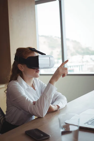 Mulher de negócios usando tecnologia de realidade virtual — Fotografia de Stock
