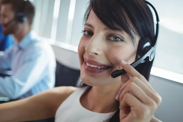 Lächelnde Geschäftsfrau mit Headset — Stockfoto