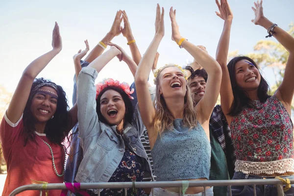 Glada kvinnliga fans njuta av musikfestival — Stockfoto