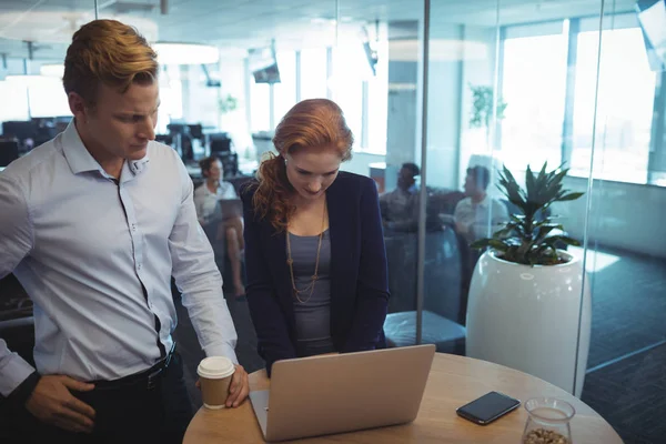 Colaboradores de negocios enfocados trabajando juntos — Foto de Stock