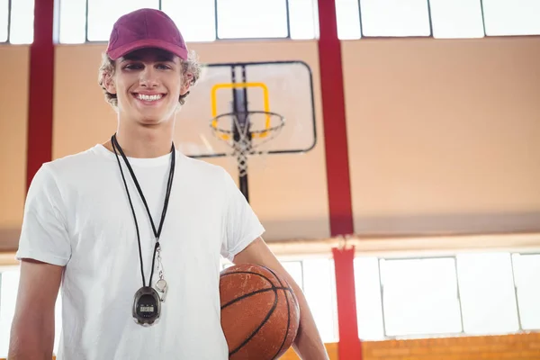 Treinador de pé contra basquete aro — Fotografia de Stock